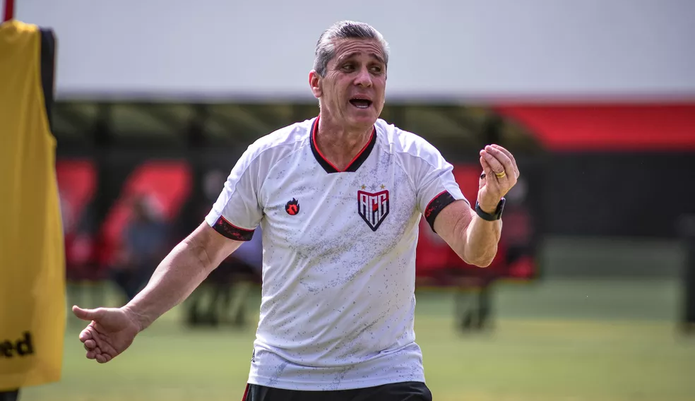 Técnico Jorginho é demitido do Atlético-GO depois de perder contra o Goiás Lorena Bueri