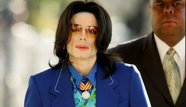 Michael Jackson teria usado 19 identidades falsas para obter drogas Lorena Bueri