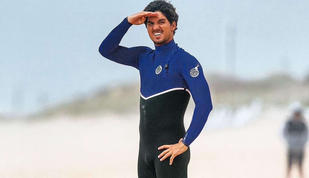 Gabriel Medina é tietado por fãs nas praias de São Conrado