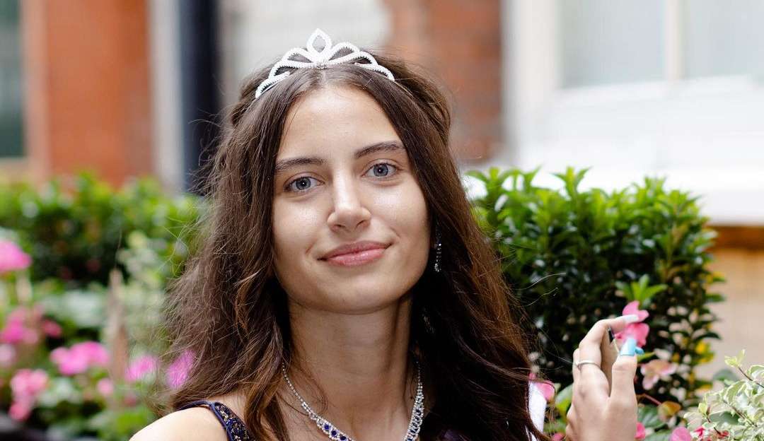 Água e sabão: jovem finalista do Miss Inglaterra decide ir à final sem maquiagem Lorena Bueri