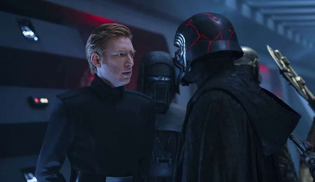 Ator que interpreta General Hux em 'Star Wars' não descarta volta do personagem