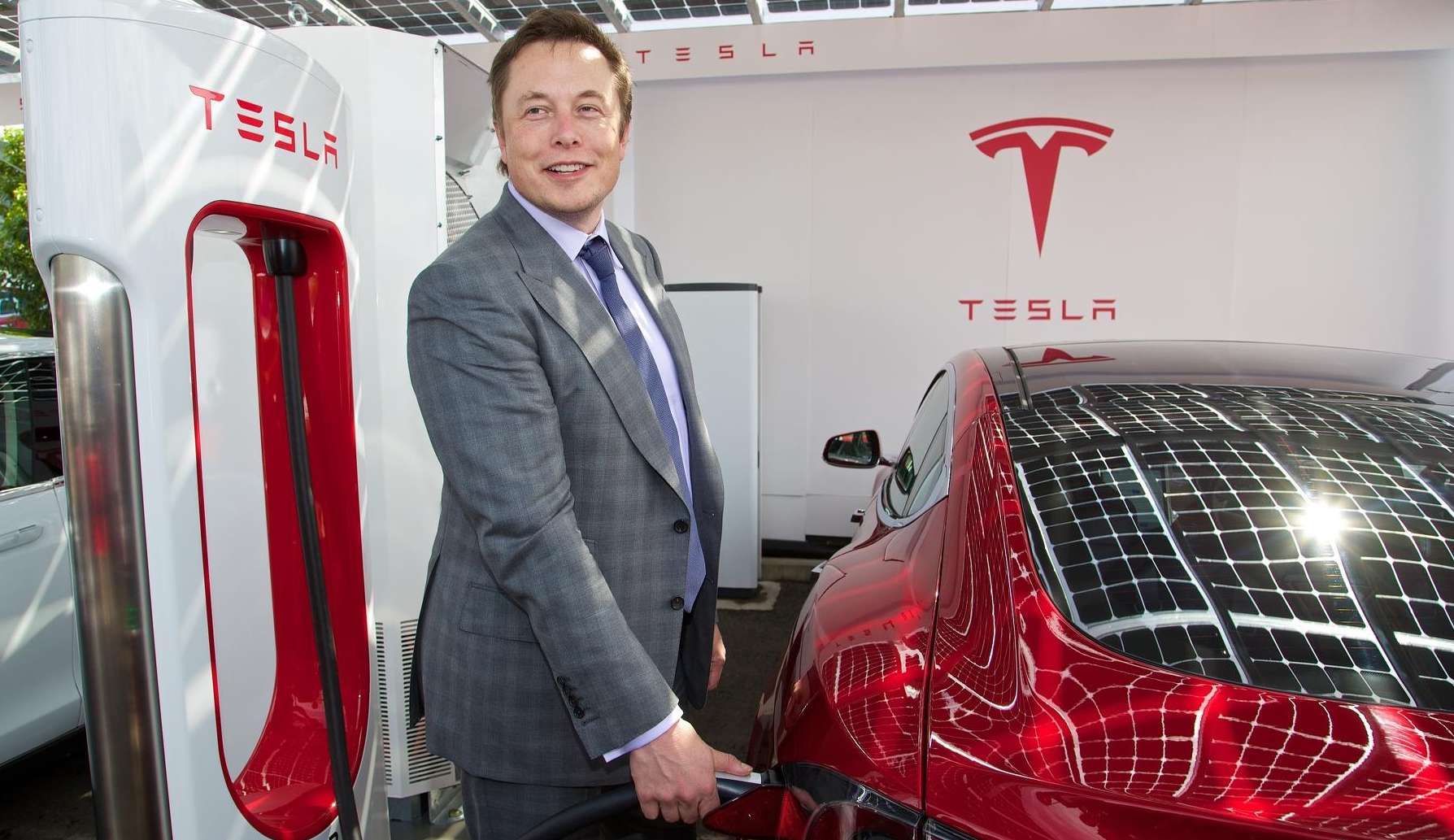 Elon Musk indica lançamento de nova tecnologia de Teslas autônomos para o fim do ano Lorena Bueri