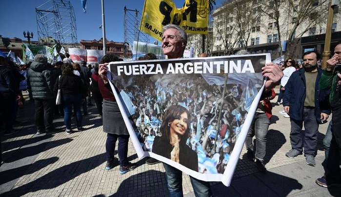 Argentinos reagem ao atentado contra Cristina com manifestações em Buenos Aires Lorena Bueri