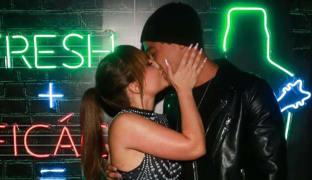 Larissa Manoela e André Luiz Frambach trocam beijos apaixonados durante Rock In Rio