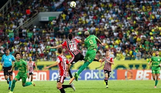 São Paulo arranca empate contra o Cuiabá após perder um jogador Lorena Bueri