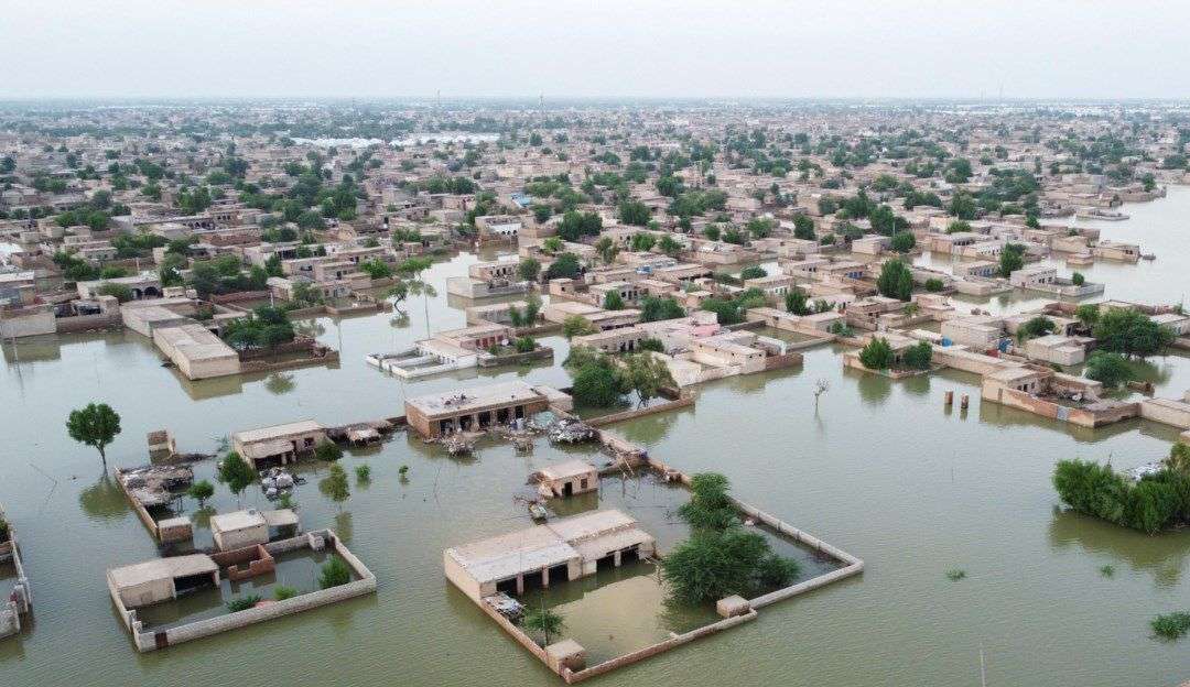 Inundações devastam Paquistão, matando mais de 1000 pessoas