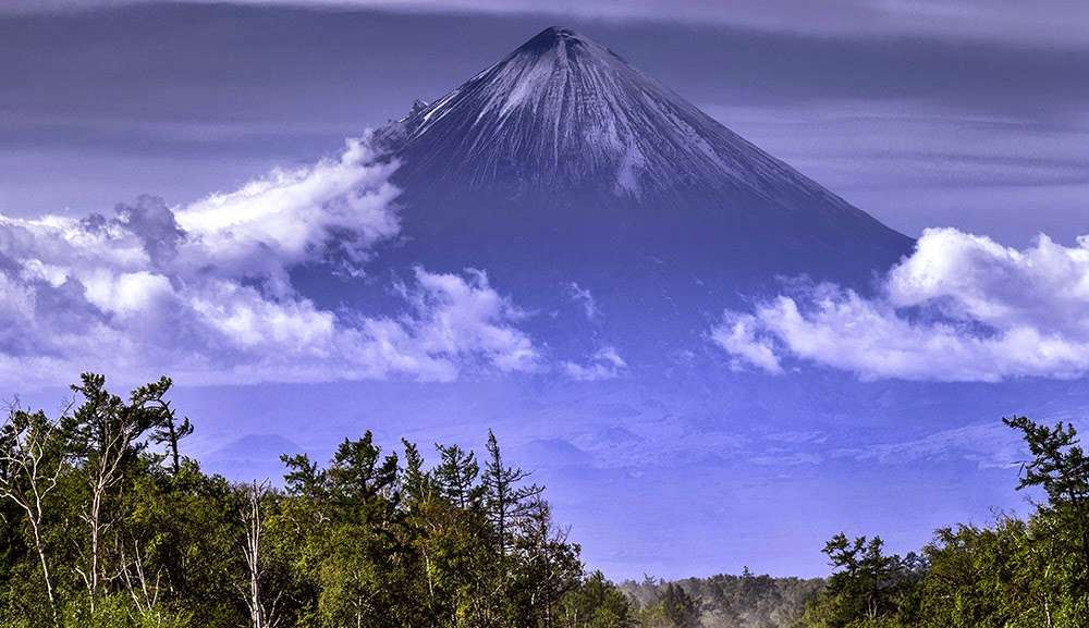 Resgate busca por sobreviventes no vulcão mais alto da Rússia, após morte de alpinistas 