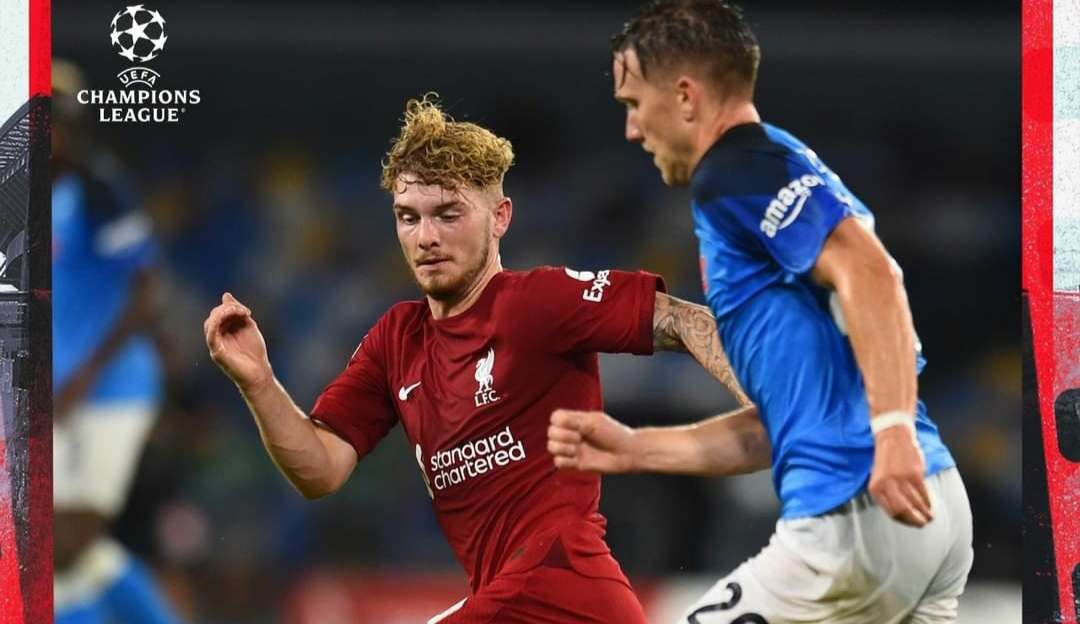 Napoli goleia o Liverpool na Champions League após falhas de zagueiro inglês