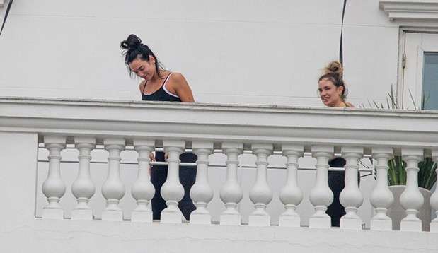 Dua Lipa pratica ioga em varanda do hotel no Rio de Janeiro