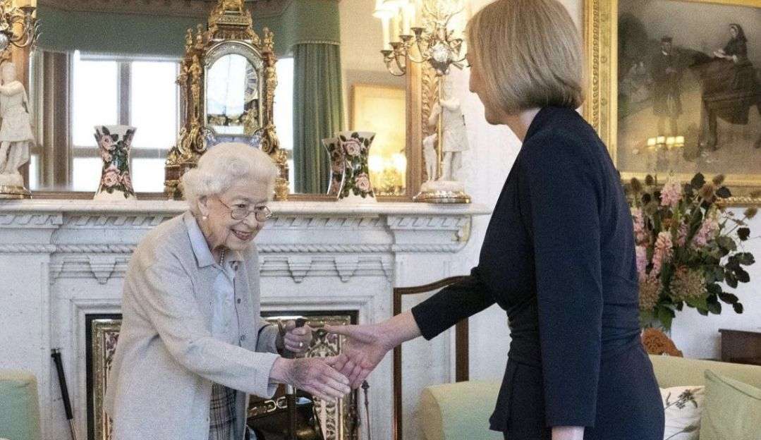 Manchas na mão da Rainha Elizabeth levantam especulações sobre sua morte