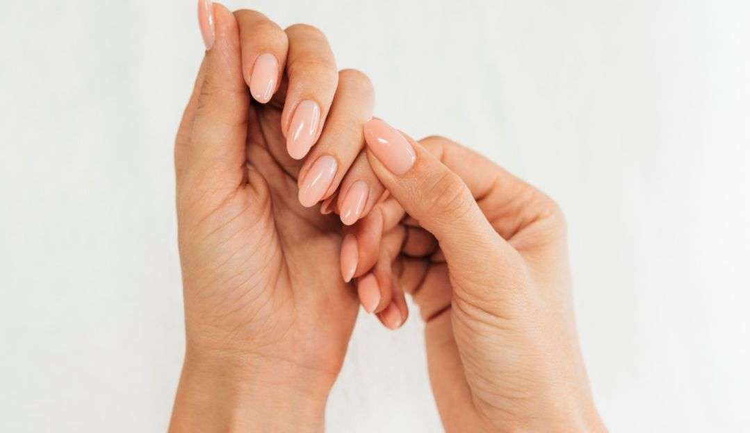 Alongamento de unhas: Saiba os riscos que uma má aplicação e higienização podem causar  Lorena Bueri
