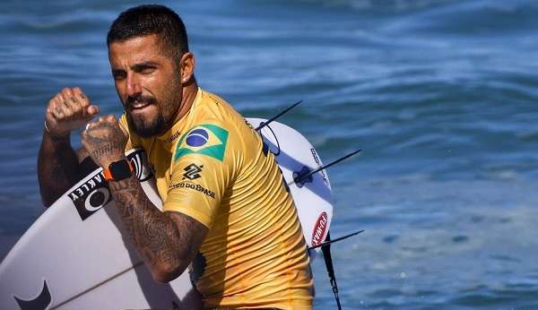 Filipe Toledo retorna  ao Brasil após ganhar o WSL  mundial de surf  Lorena Bueri
