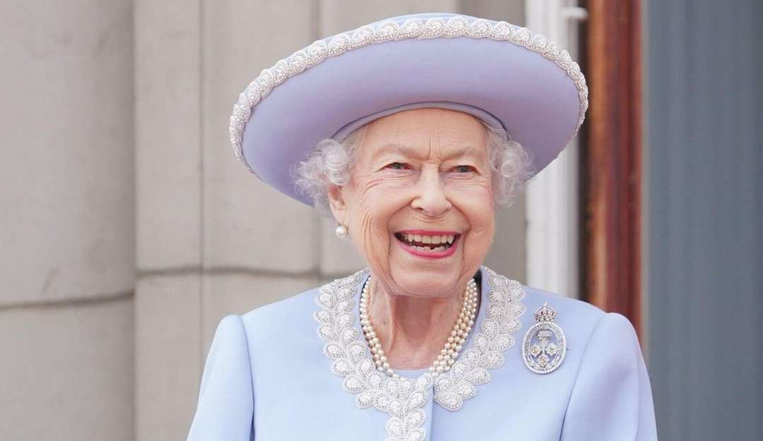 Rainha Elizabeth II deve ser enterrada apenas com brincos de pérola e sua aliança de casamento
