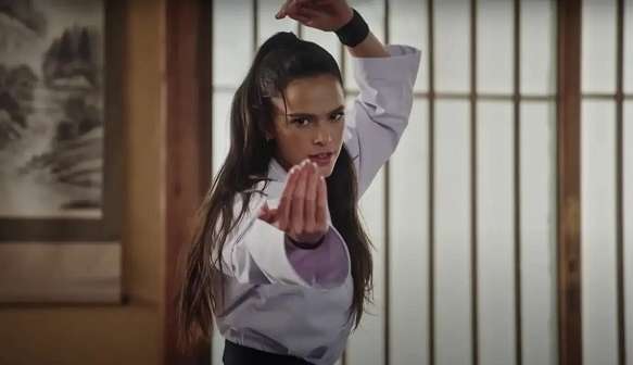 Bruna Marquezine estrela vídeo de divulgação da 5ª temporada de 'Cobra Kai'