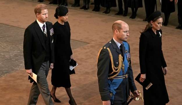 Príncipe Harry é impedido de usar uniforme militar no funeral de Elizabeth II  Lorena Bueri