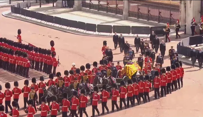 Caixão da rainha Elizabeth II chega ao Parlamento para velório público