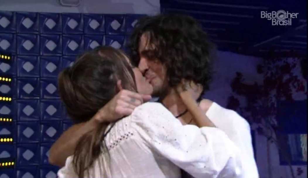 Fiuk e Thaís se beijam após brincadeira de brothers: “Vamos acabar com isso logo” Lorena Bueri
