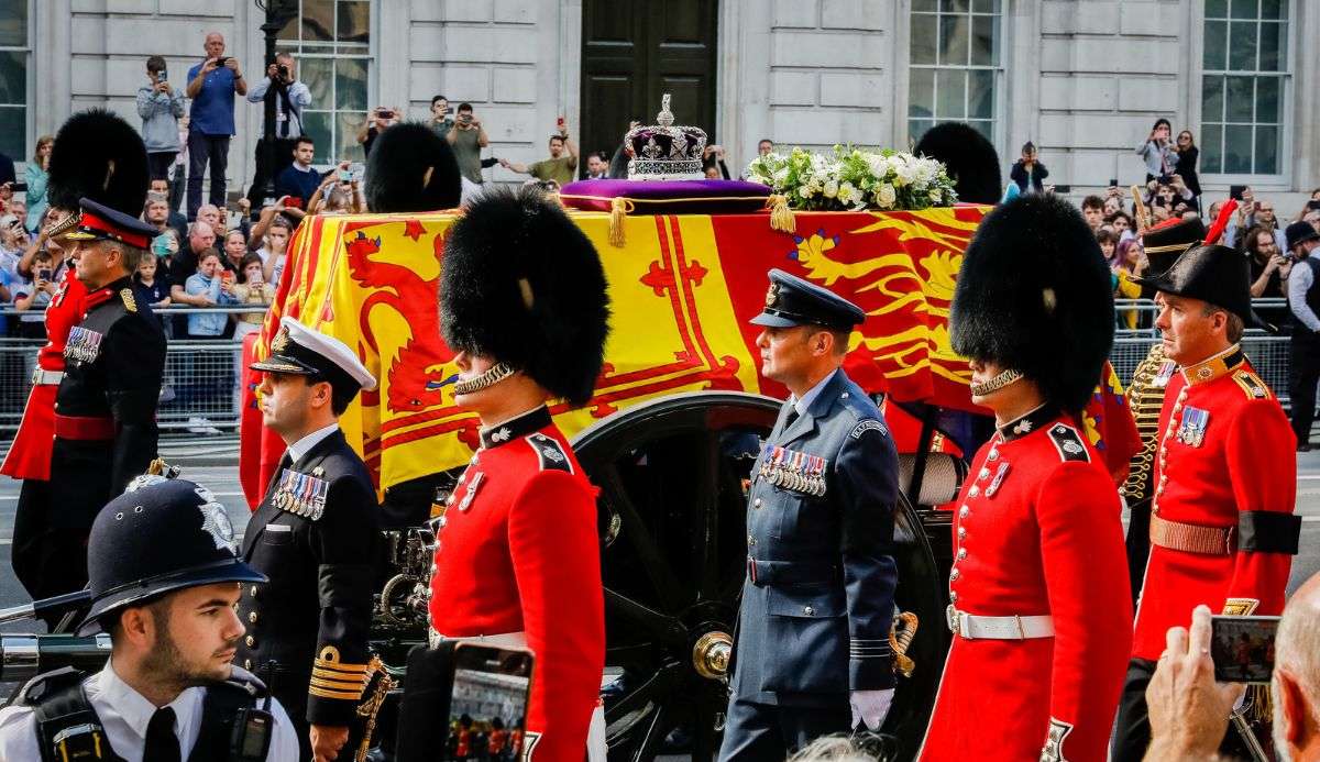 Funeral de Rainha Elizabeth II tem fila com quilômetros de extensão   Lorena Bueri