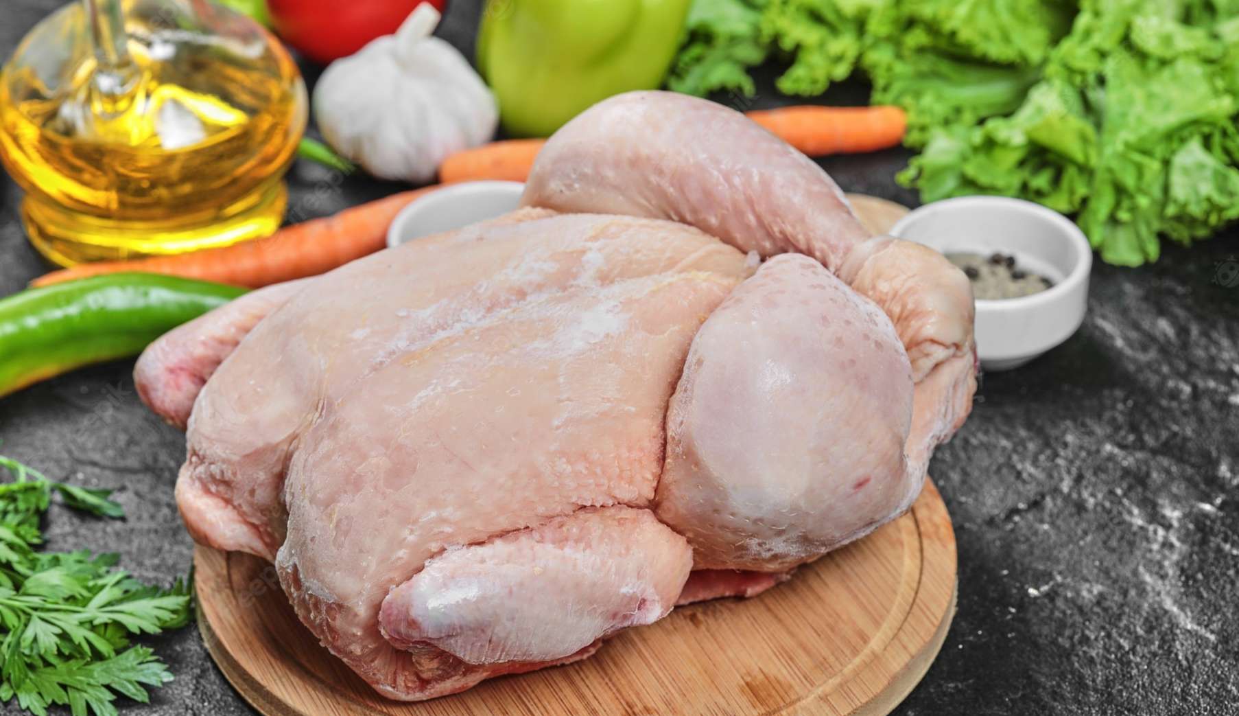 Lavar carne de frango: Entenda os riscos dessa prática