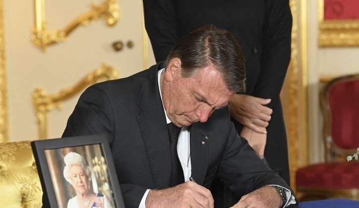 Em Londres, Jair Bolsonaro assina livro de condolências para a rainha Elizabeth II