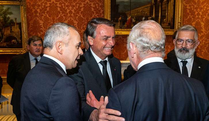 Em Londres, Jair Bolsonaro é recepcionado pelo rei Charles III