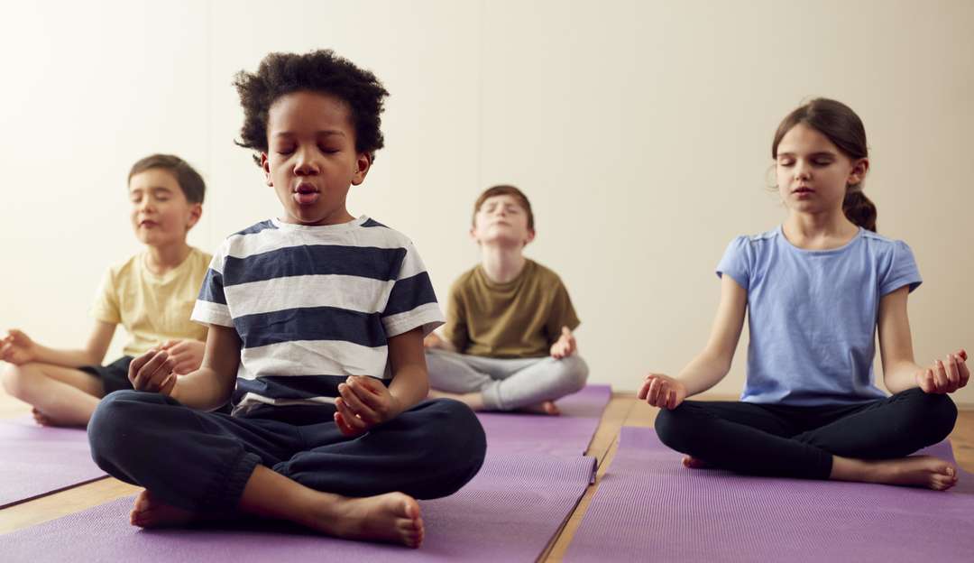Pesquisa aponta benefícios da meditação para crianças Lorena Bueri