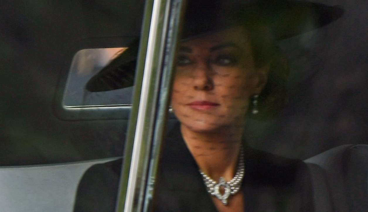 Kate Middleton usa colar que pertenceu à Rainha Elizabeth em funeral da monarca