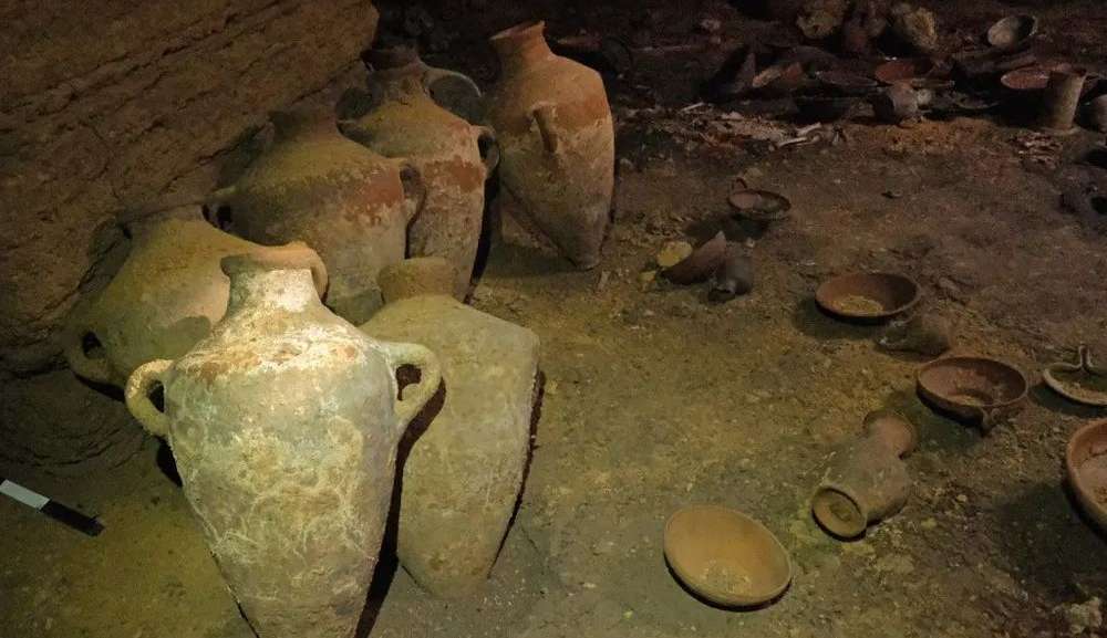 Caverna funerária é encontrada intacta em Israel depois de mais de 3 mil anos Lorena Bueri