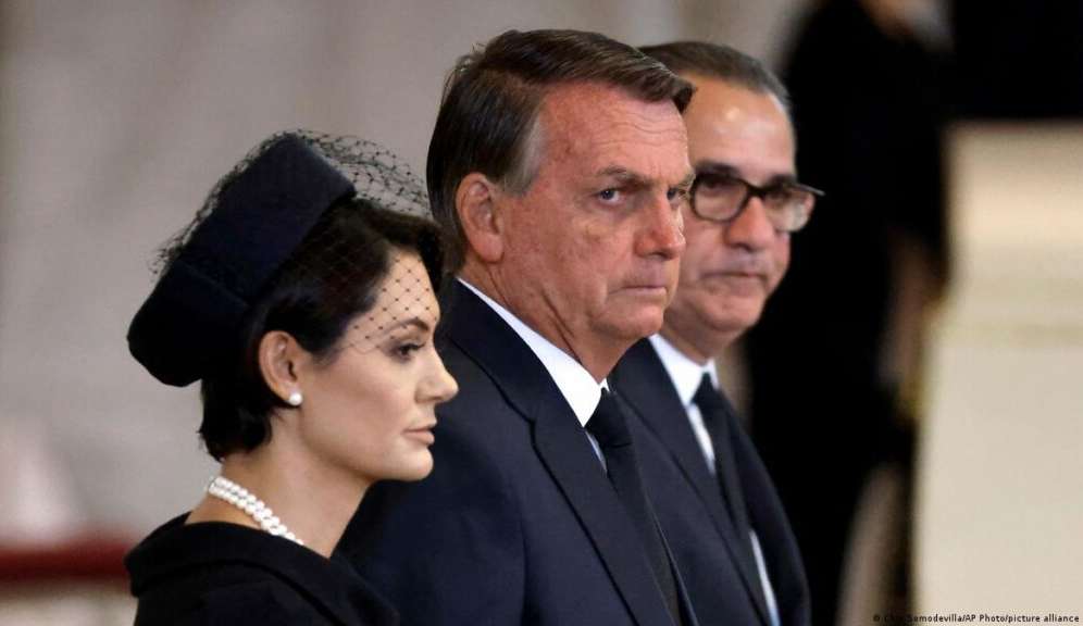 Jair Bolsonaro participa de funeral da Rainha Elizabeth II  Lorena Bueri