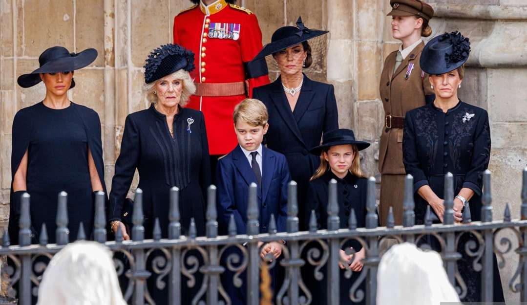 Rainha Camila dá bronca em princesa Charlotte em funeral de Elizabeth II