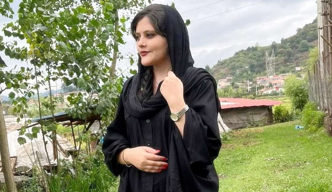 Morte de jovem iraniana causa protestos no país Lorena Bueri