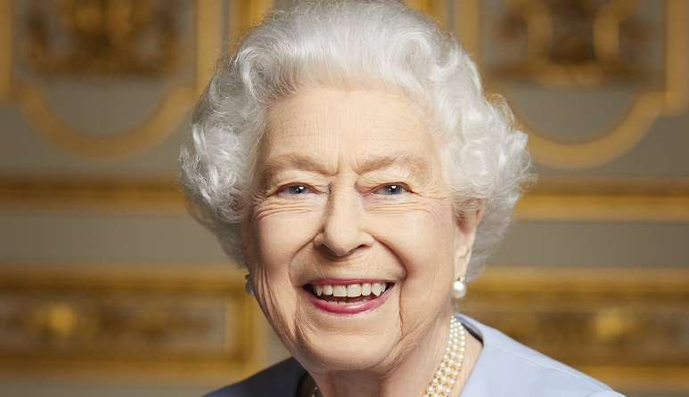 Elizabeth II estava magoada com saída de Harry e Meghan da Família Real, diz livro