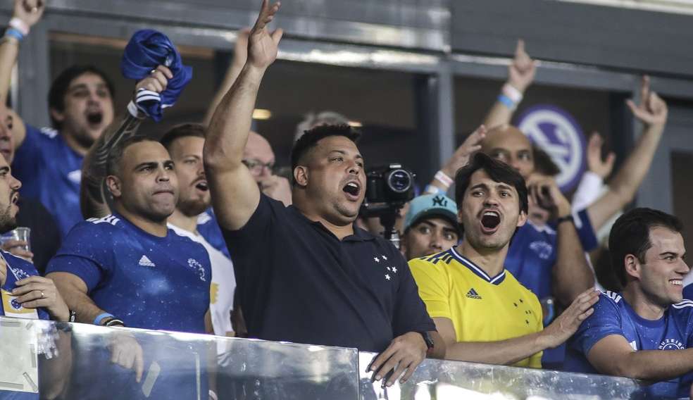 Acesso do Cruzeiro para a Série A e festa de Ronaldo e da torcida repercutem pelo mundo