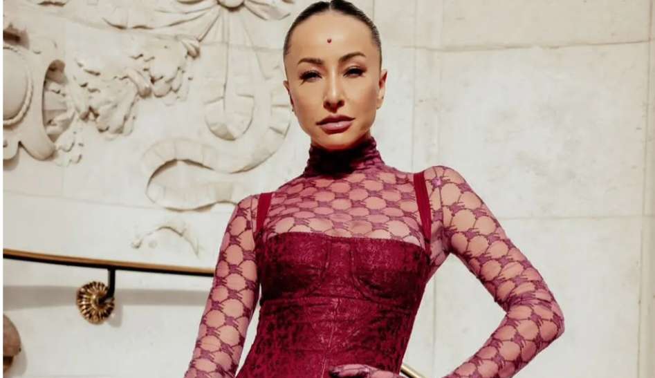 Sabrina Sato usa looks fashionistas em desfiles de Londres e Milão 