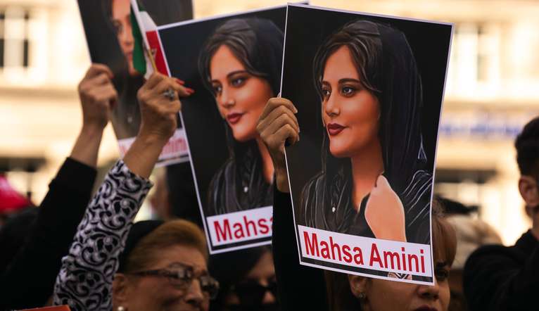 Protestos são feitos por mulheres em todo o Irã após morte da jovem Mahsa Amini