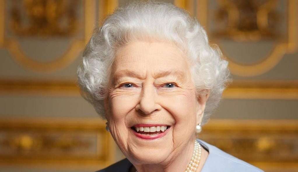 Elizabeth ll puxou orelha de duquesa que tratou mal funcionária da Família Real