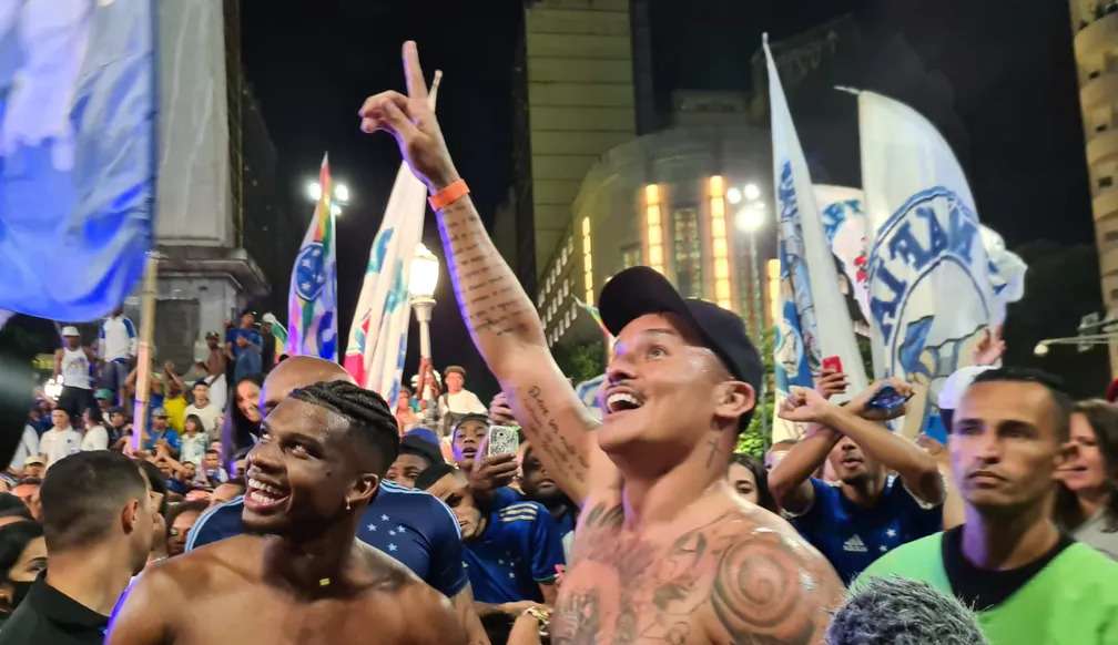 Elenco do Cruzeiro festeja acesso junto à 40 mil torcedores em BH