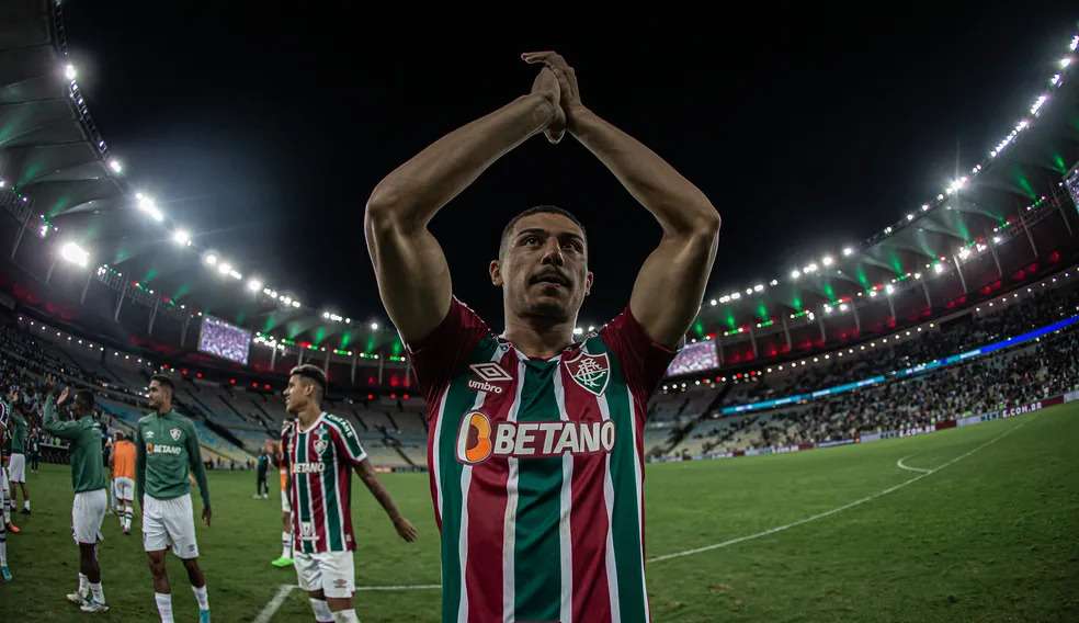 André comemora a marca de 100 jogos pelo Fluminense Lorena Bueri