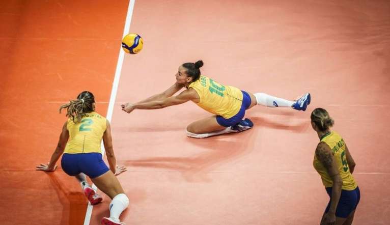 Brasil joga mal e perde para o Japão no Mundial Feminino de Vôlei
