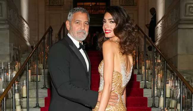 George Clooney e esposa posam em premiação organizada pela fundação do ator