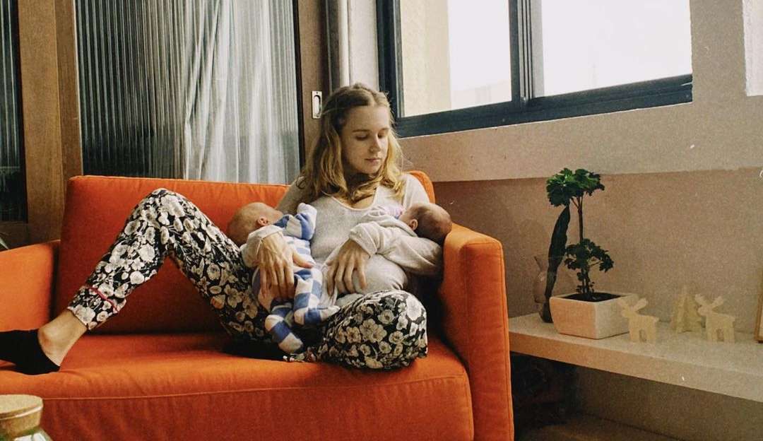 Isabella Scherer compartilha foto da barriga após nascimento dos gêmeos
