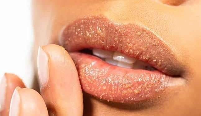 3 esfoliantes labiais que podem mudar os seus dias