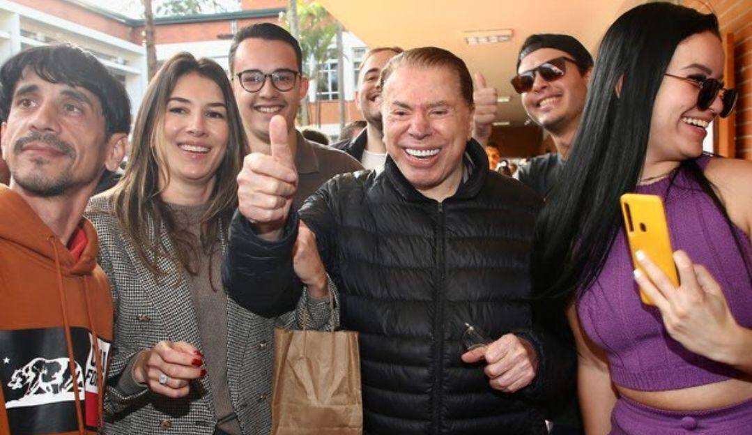 Silvio Santos causa alvoroço ao chegar em zona eleitoral