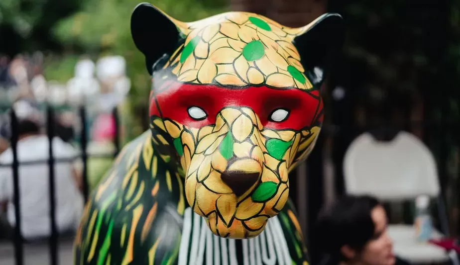 Onça-pintada feita por brasileiros é exposta no Central Park