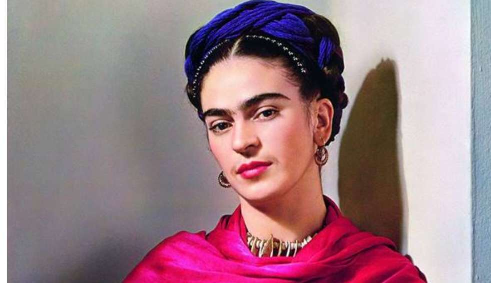 Exposição de Frida Kahlo com a moda contemporânea é exibida em Paris 
