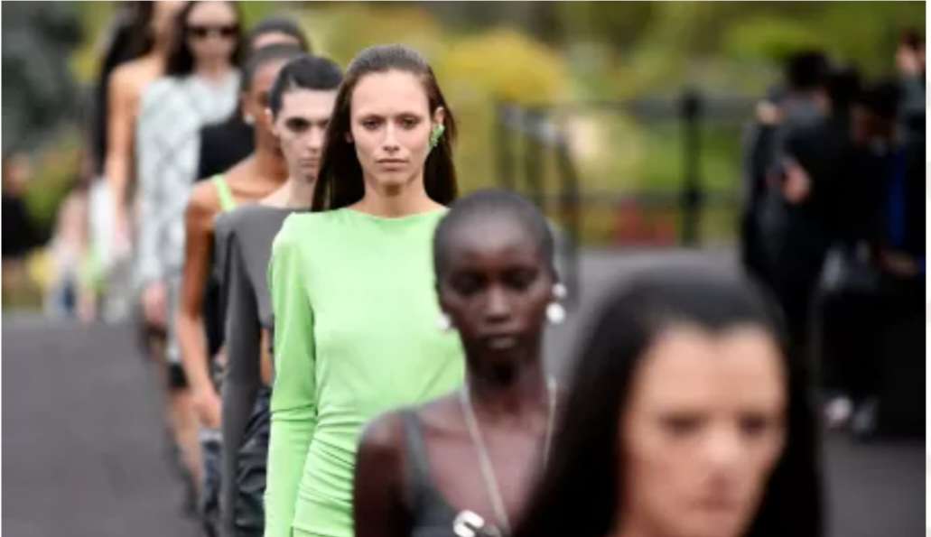 Confira o desfile de primavera-verão 2023 da Givenchy em Paris 