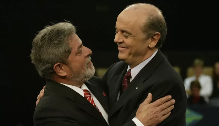 José Serra, adversário do PT, declara voto em Lula no 2° turno