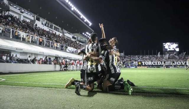 Atlético-MG vence o Santos fora de casa Lorena Bueri