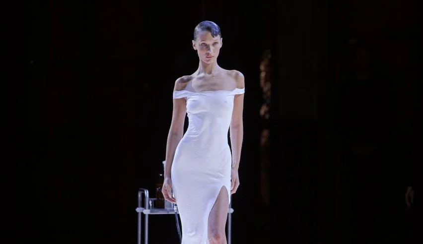 Uma nova era: Coperni apresenta vestido líquido pintado no corpo de Bella Hadid Lorena Bueri