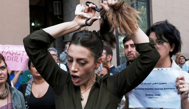 Estrelas de cinema cortam cabelos em apoio às mulheres iranianas